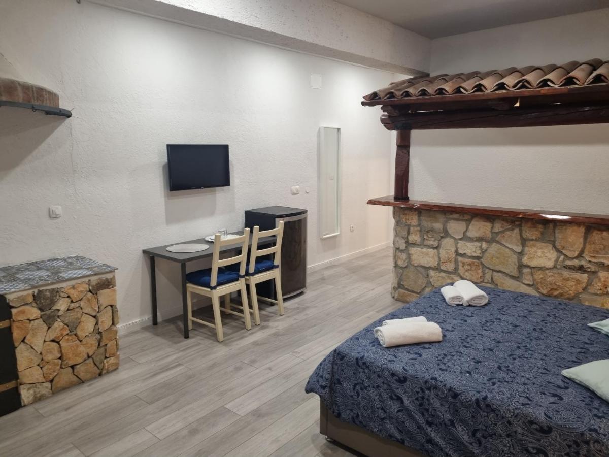 רוביני Rooms And Apartment Feral מראה חיצוני תמונה