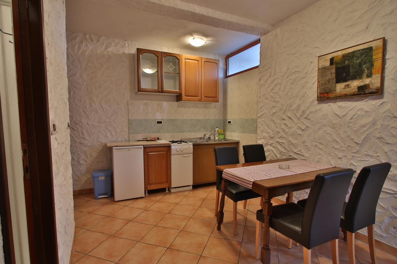 רוביני Rooms And Apartment Feral מראה חיצוני תמונה