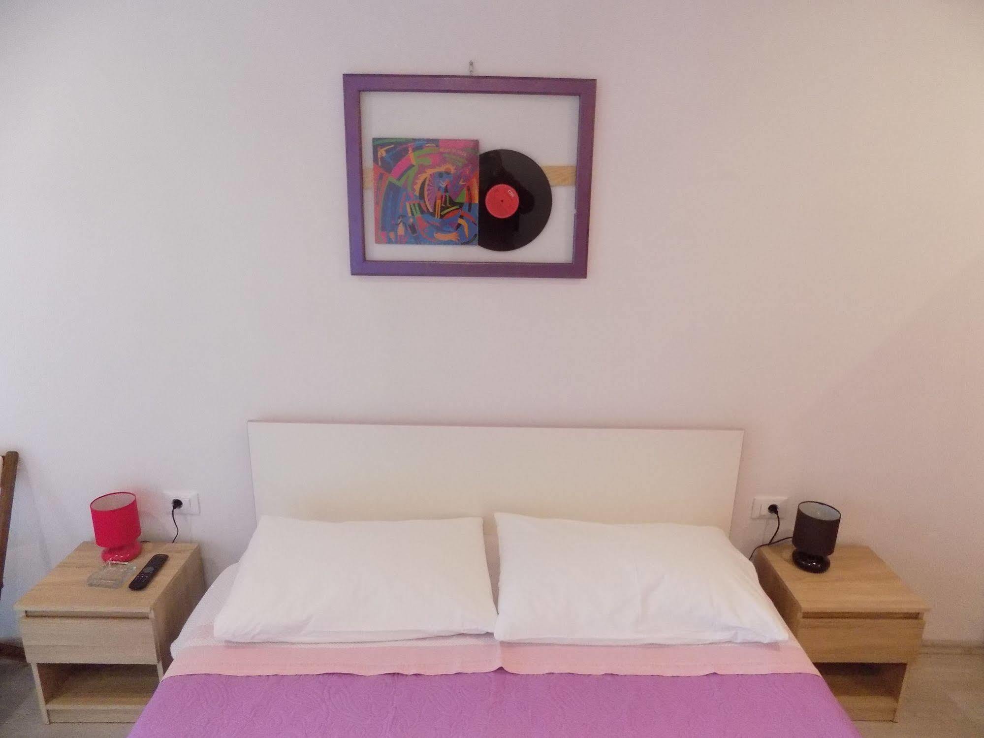 רוביני Rooms And Apartment Feral מראה חיצוני תמונה